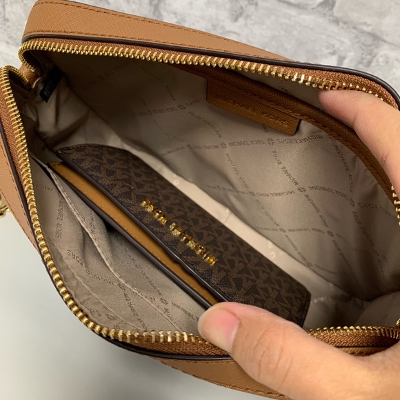 Michael Kors Jetset LG EW Crossbody And Wallet - Picture 4 of 6